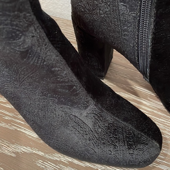 Tahari Velvet Booties - 7.5 - Picture 2 of 7